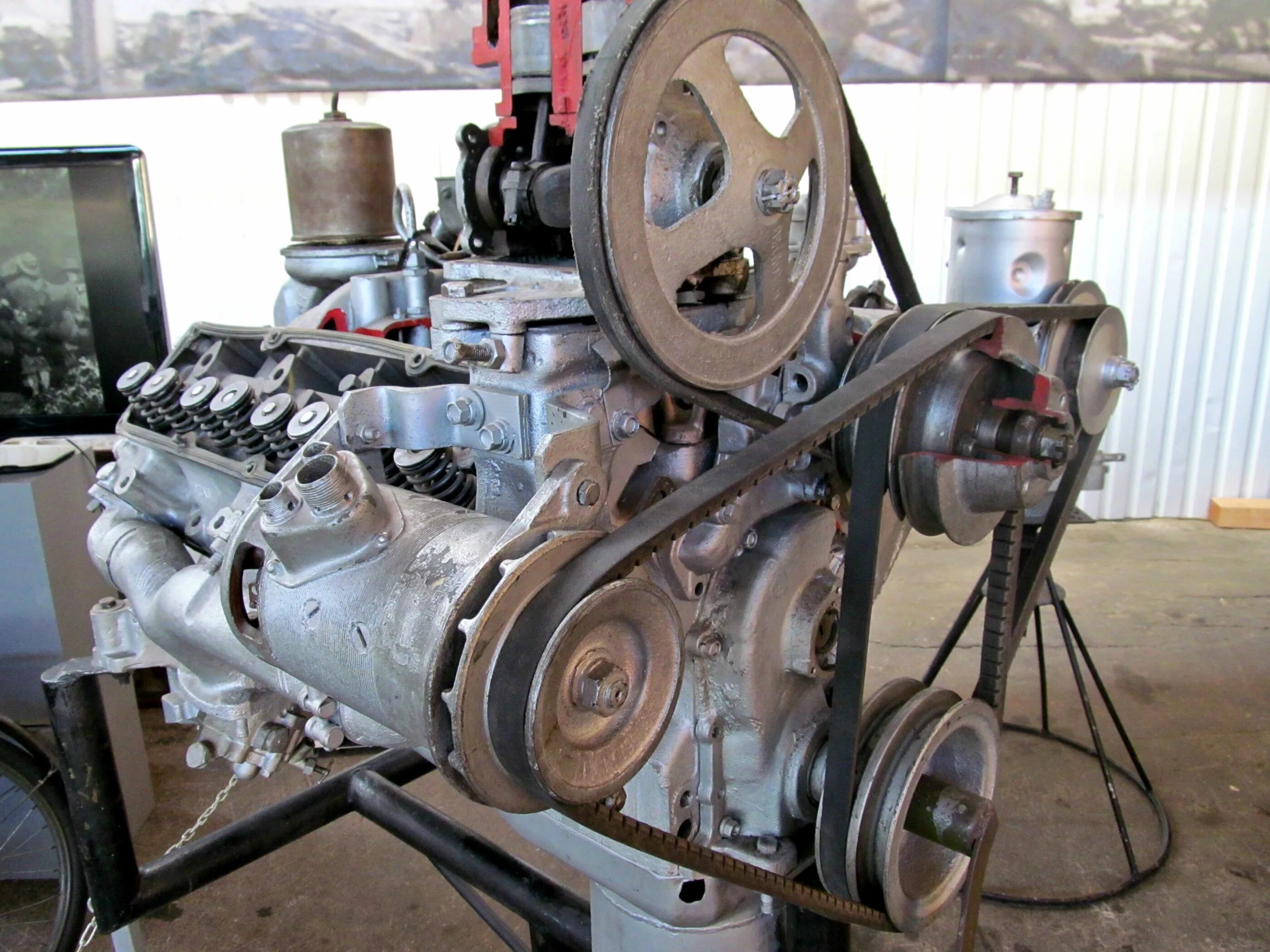 Мотор зил 131. Ремень гидроусилителя ЗИЛ 131. ЗИП ЗИЛ 131. Двигатели ЗИЛ 157 электронное зажигание. Двигатель ЗИЛ БД 1800.