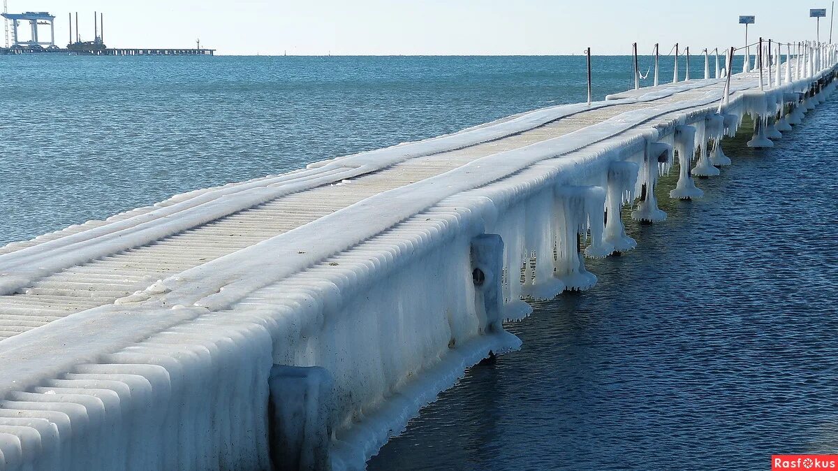 ледяной мост над рекой. ледяной мост. мост изо льда. мост из льда. ледник перито-морено.