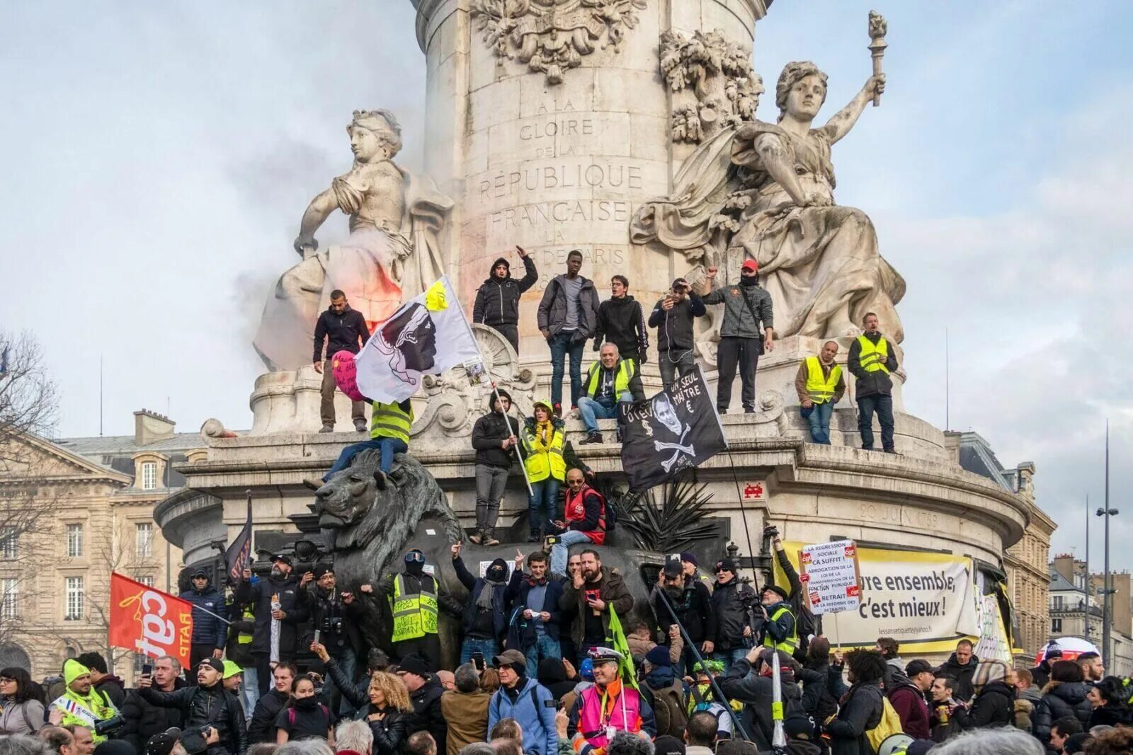 Франция пала. Протесты во Франции. Протесты во Франции сейчас. Митинги в Париже. Демонстрации в Париже.