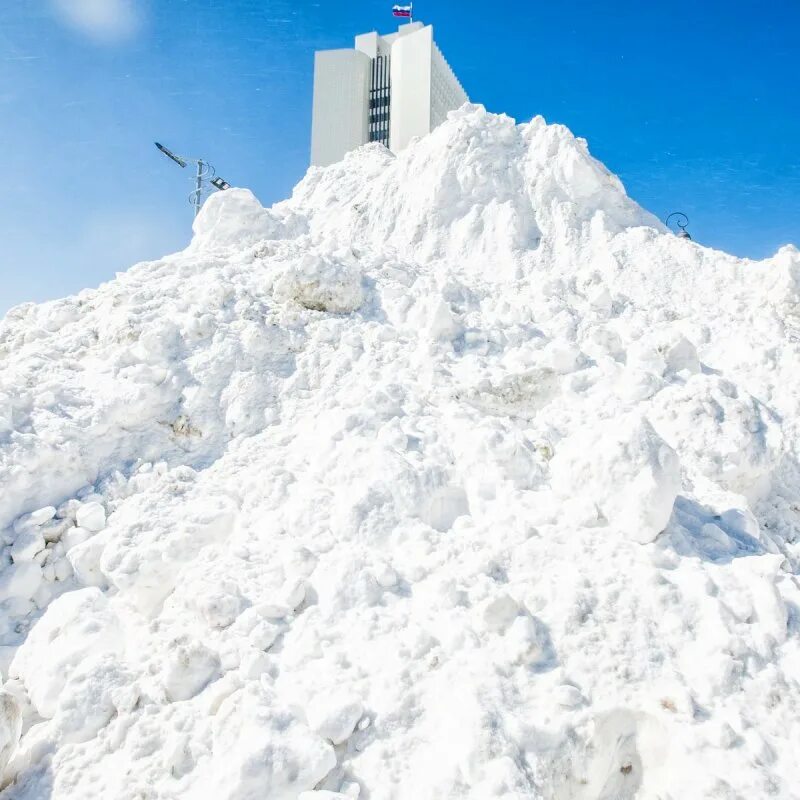 Кучка снега. Куча снега сугроб. Огромные кучи снега. Как называется куча снега. Много снега в лесу.