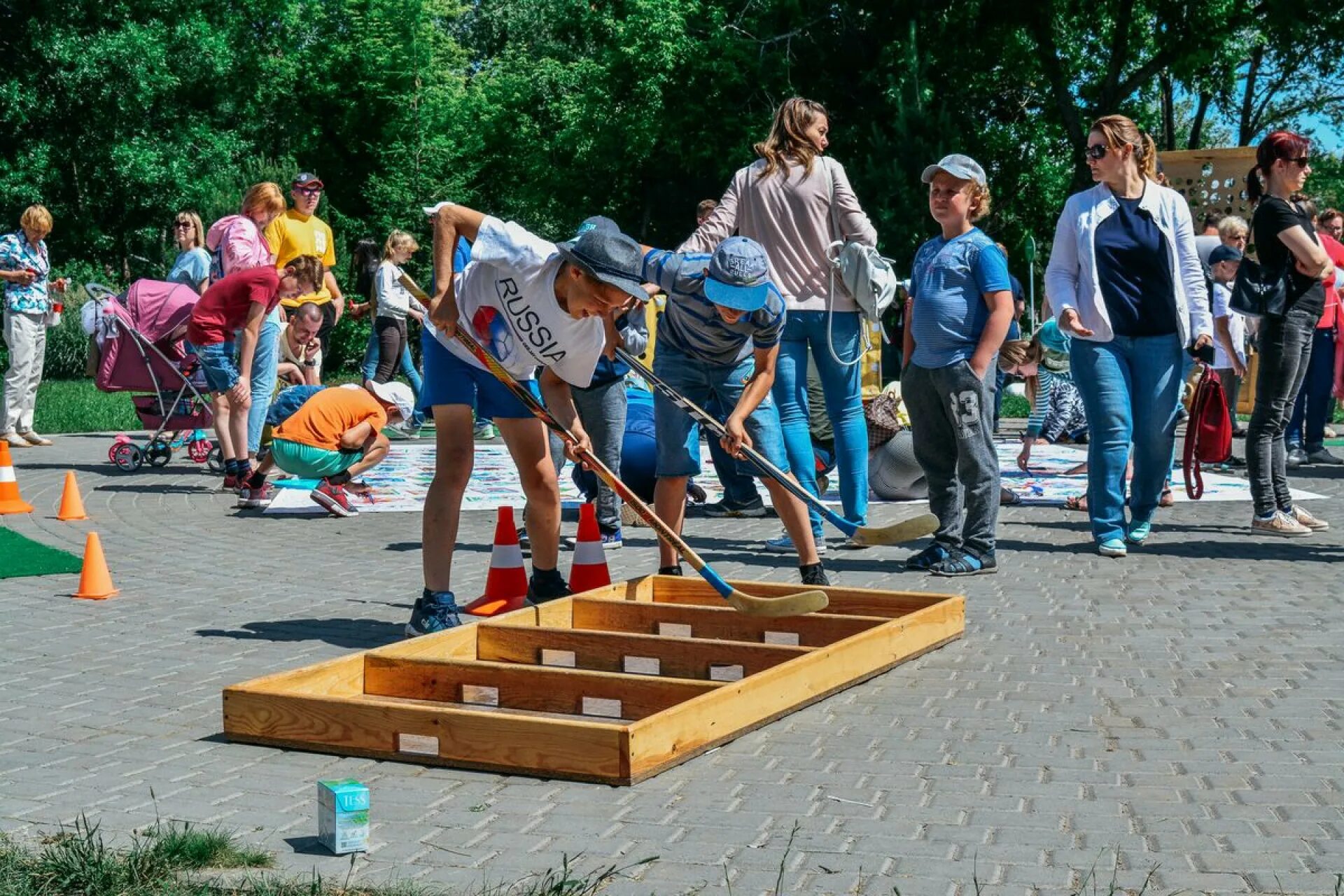 Пикниковая поляна ростов на дону. Городской пикник. Городской пикник Омск. Пикниковые Поляны в Магнитогорске. Напольные крупные изделия для игр и отдыха..