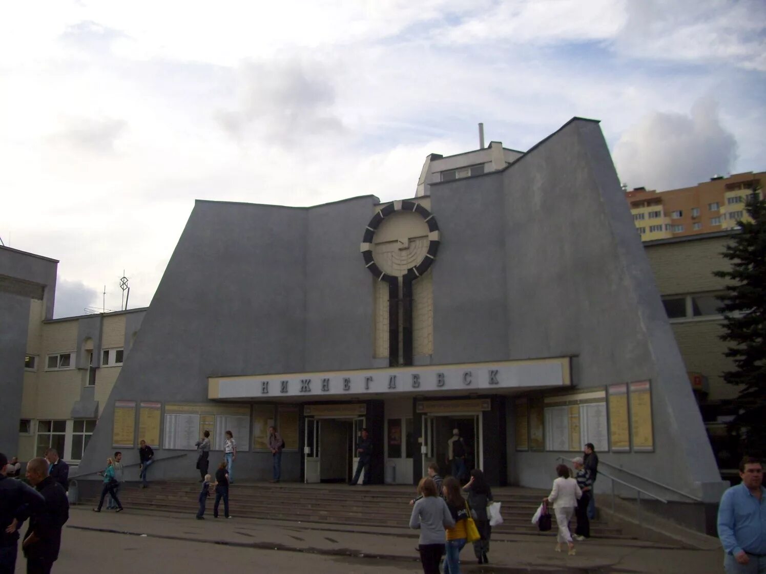 В знаменитом романе Льва Толстого "Анна Каренина", главная героиня бросилась под
