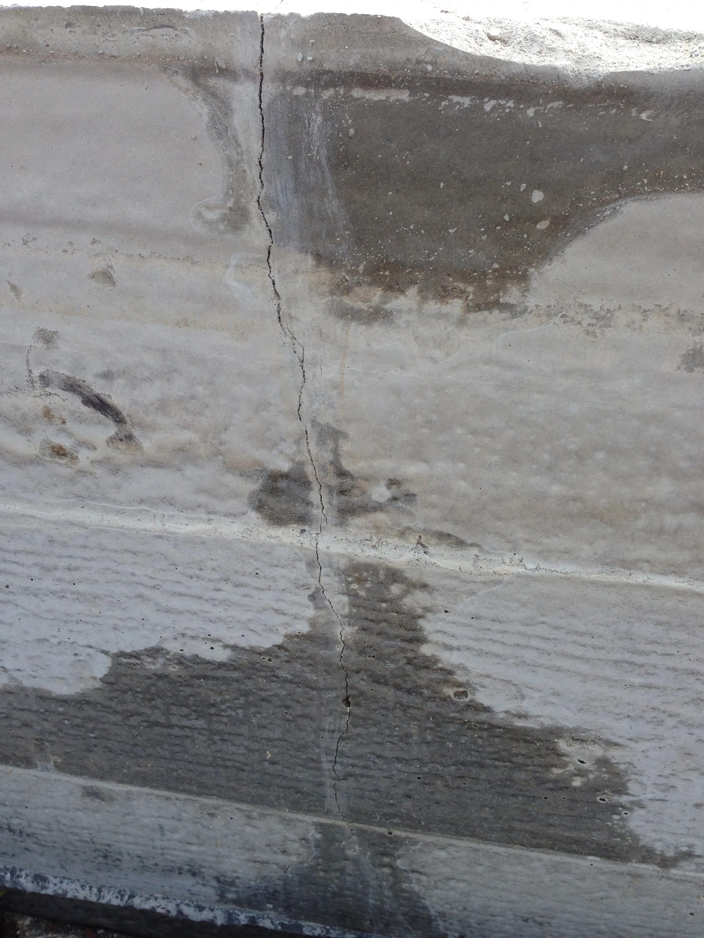 Допускаются трещины. Усадочные деформации бетона. Усадочные трещины в армопоясе. Усадочные трещины Габрусенко. Трещина бетона на смятие.