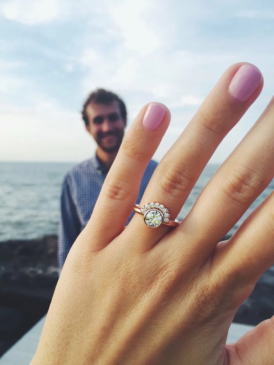 Красивое кольцо на палец. Красивые кольца. Помолвочное кольцо на руке. Обручальное кольцо на пальце.