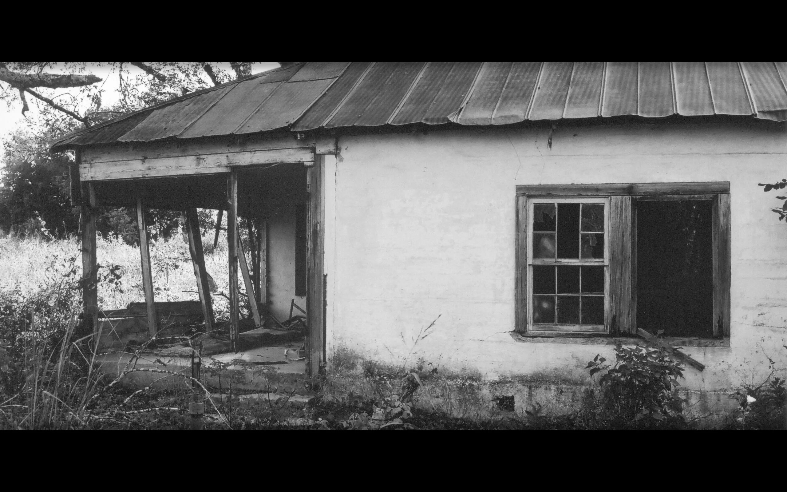 Один только старый дом стоял в глубине. Старый дом в селе. старый дом сбоку. мой старый дом. старинные дома войны.