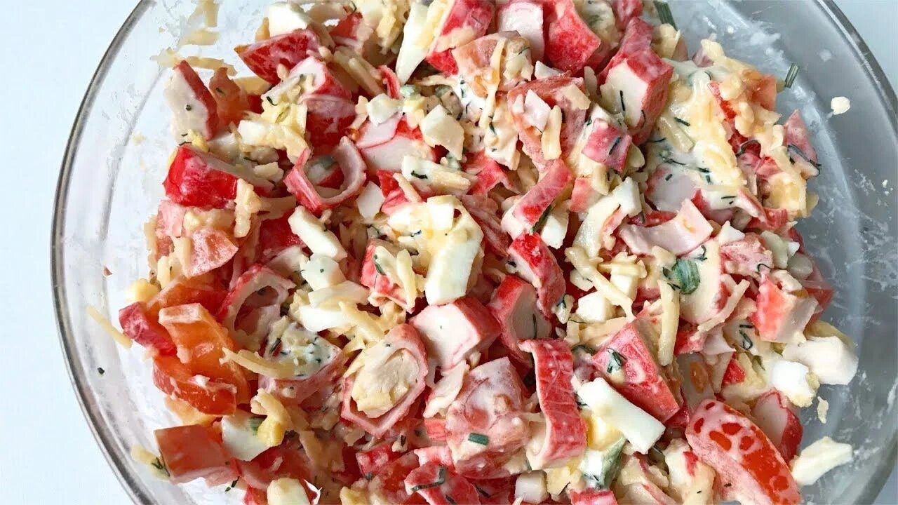 Салат с помидорами и сыром. Салат с перепелиными яйцами и помидорами и огурцами. Салат из помидор перца и яиц. Салат огурцы помидоры со сметаной. Салат с крабовыми палочками и помидорами.