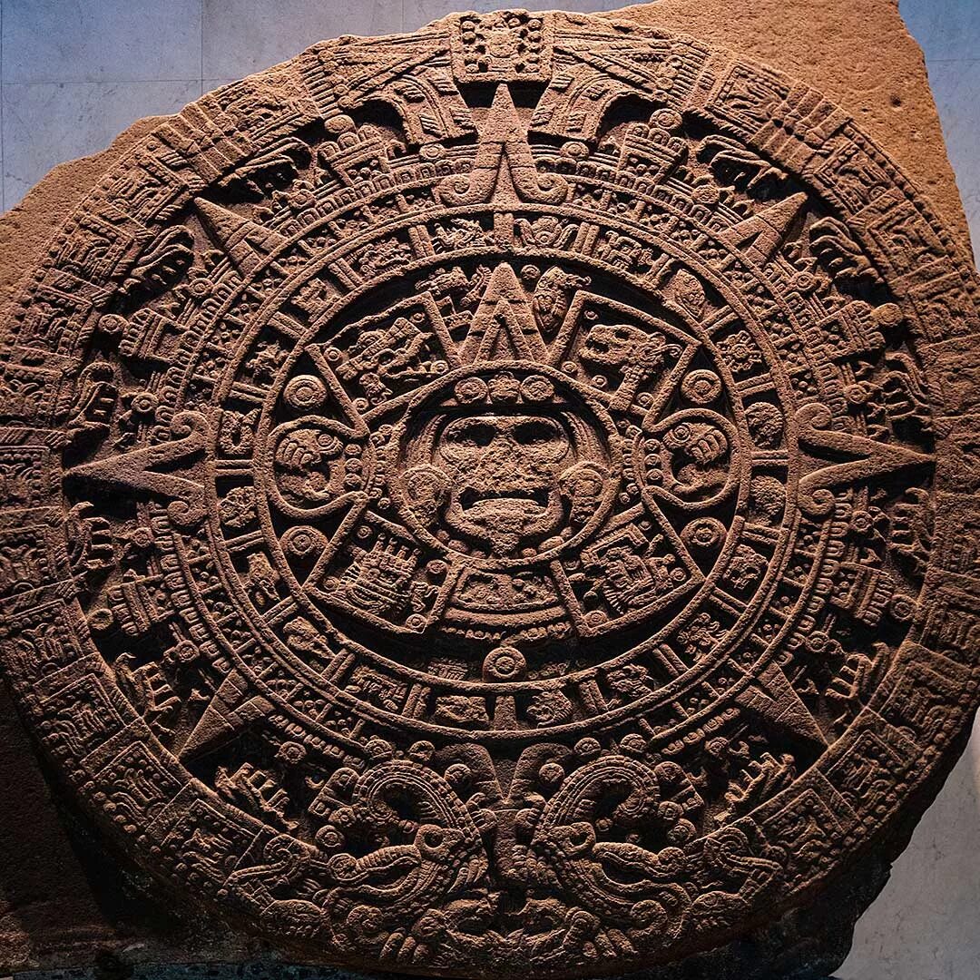 Камни солнца и луны. Камень солнца ацтеков. Солнечный камень ацтеков. Камень солнца ацтеков музей Мехико. Солнечный камень древних ацтеков.