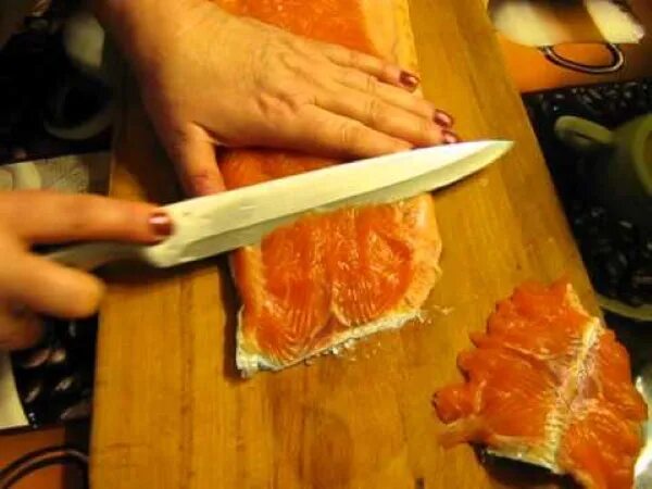 как нарезать красную рыбу. карпаччо из красной рыбы. красиво нарезать семгу. нарезать рыбу красиво красную на стол. нарезка из семги.