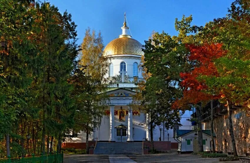Церкви печер. Псково-печерский монастырь собор архангела михаила. михайловский храм псково-печерского монастыря. михайловский собор печоры. михайловский собор в печорах псковской области.