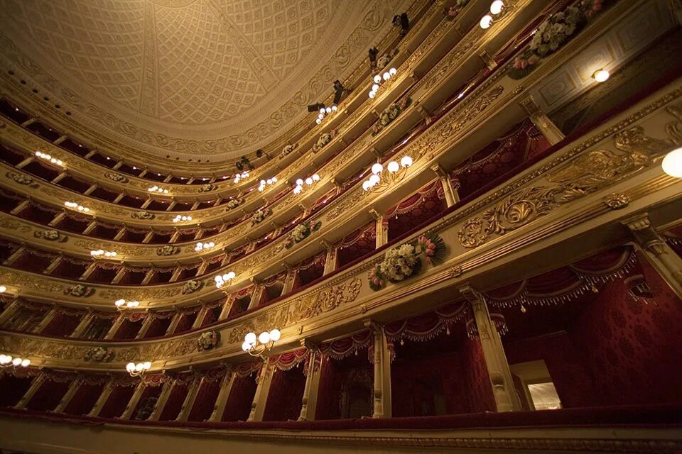 Опера в италии ла скала. Alla scala. Ла скала оперный театр. Театр ла скала в милане опера. Театр алла скала в милан.