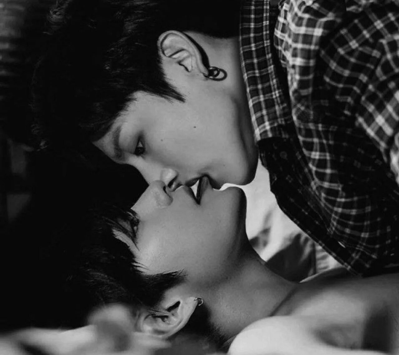 тэхен и чонгук 18. Bts art 18 вигуки. Bts тэхен и чонгук +18. Bts art 18 вигуки. чонгук обнимает тэхена 2022.