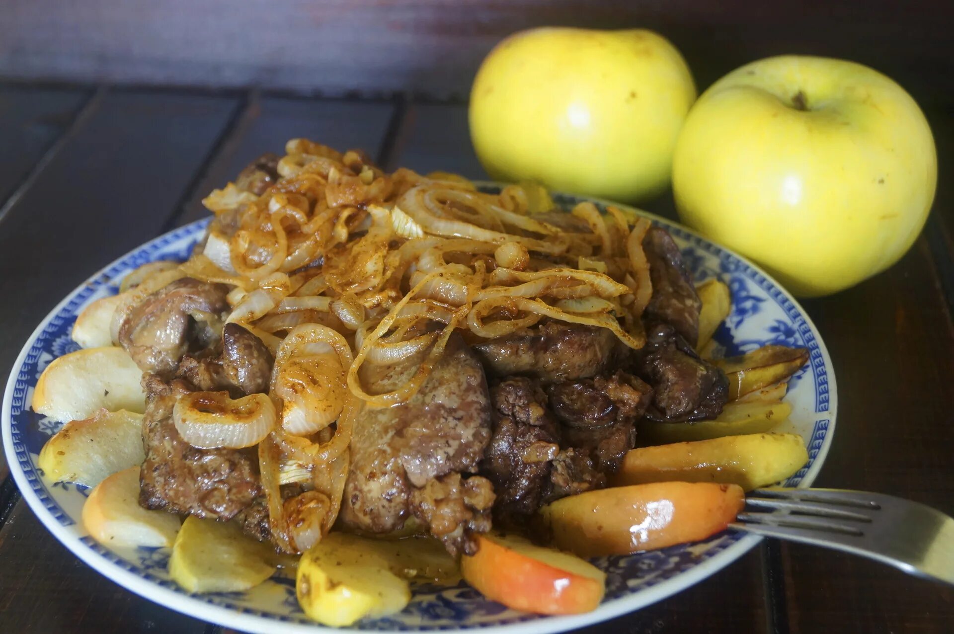 Куриная печень с луком яблоками в духовке. Печень по берлински с яблоками и луком. Печень говяжья по берлински. Печень Телячья по-берлински. Куриная печень с яблоками.