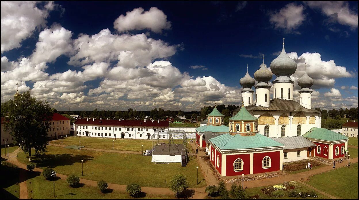 тихвинка вид на тихвинский монастырь. город тихвин ленинградской области достопримечательности. тихвин площадь. тихвин кафедральный собор. город тихвин вид сверху.