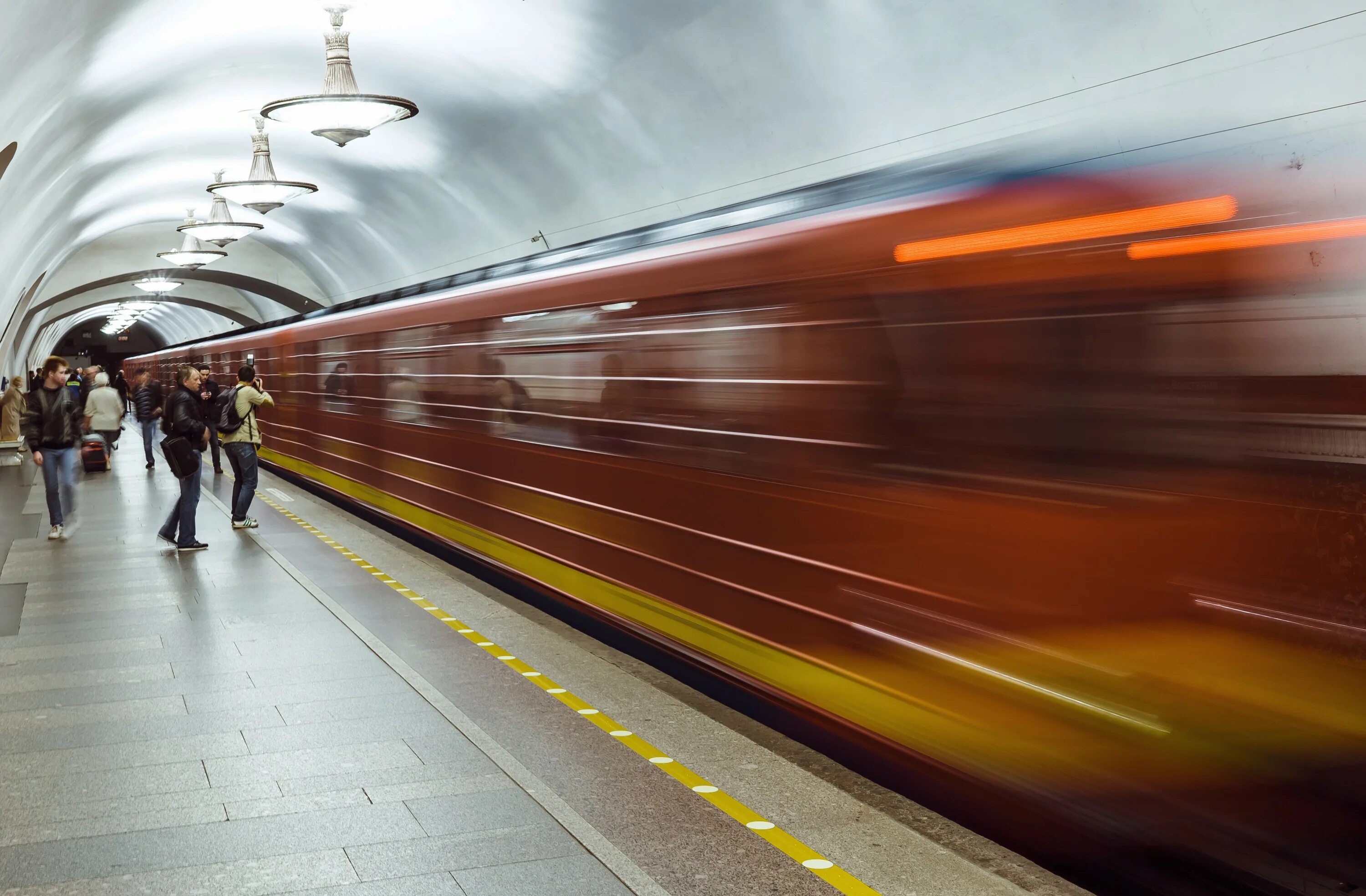 Метро. Скорость метро. Поезд. Метро в движении.