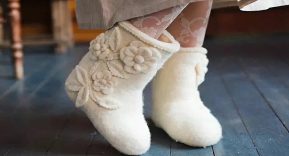 Ноги в валенки обую. Ножки в валенках. Женские ноги в валенках. Валенки на снегу. Девушка в валенках.
