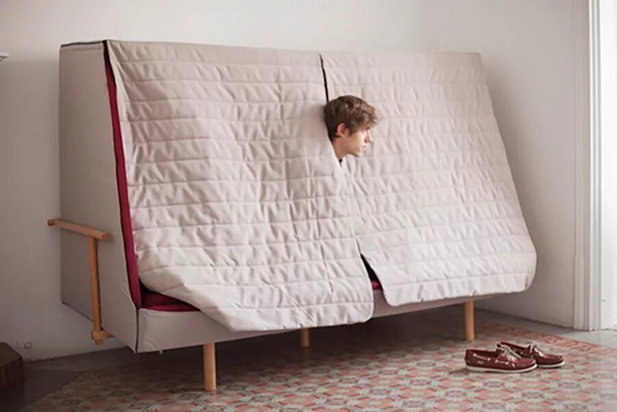 Одеяло откинуто подушка. Лоскутный плед. Как сделать дом из одеялок своими руками. Лоскутное синтепоновое одеяло. Большое пуховое одеяло.