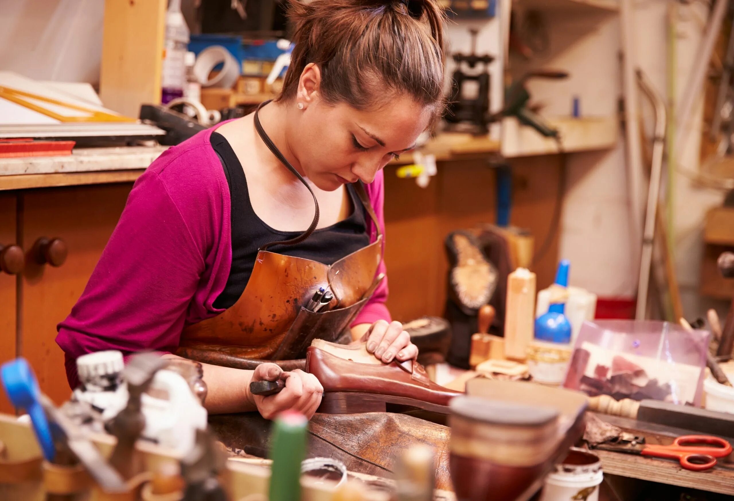 Женщина плотник. Мастерски женские. Обувщик девочка. Девушка мастерская горячие. Вербена из дневников вампира.