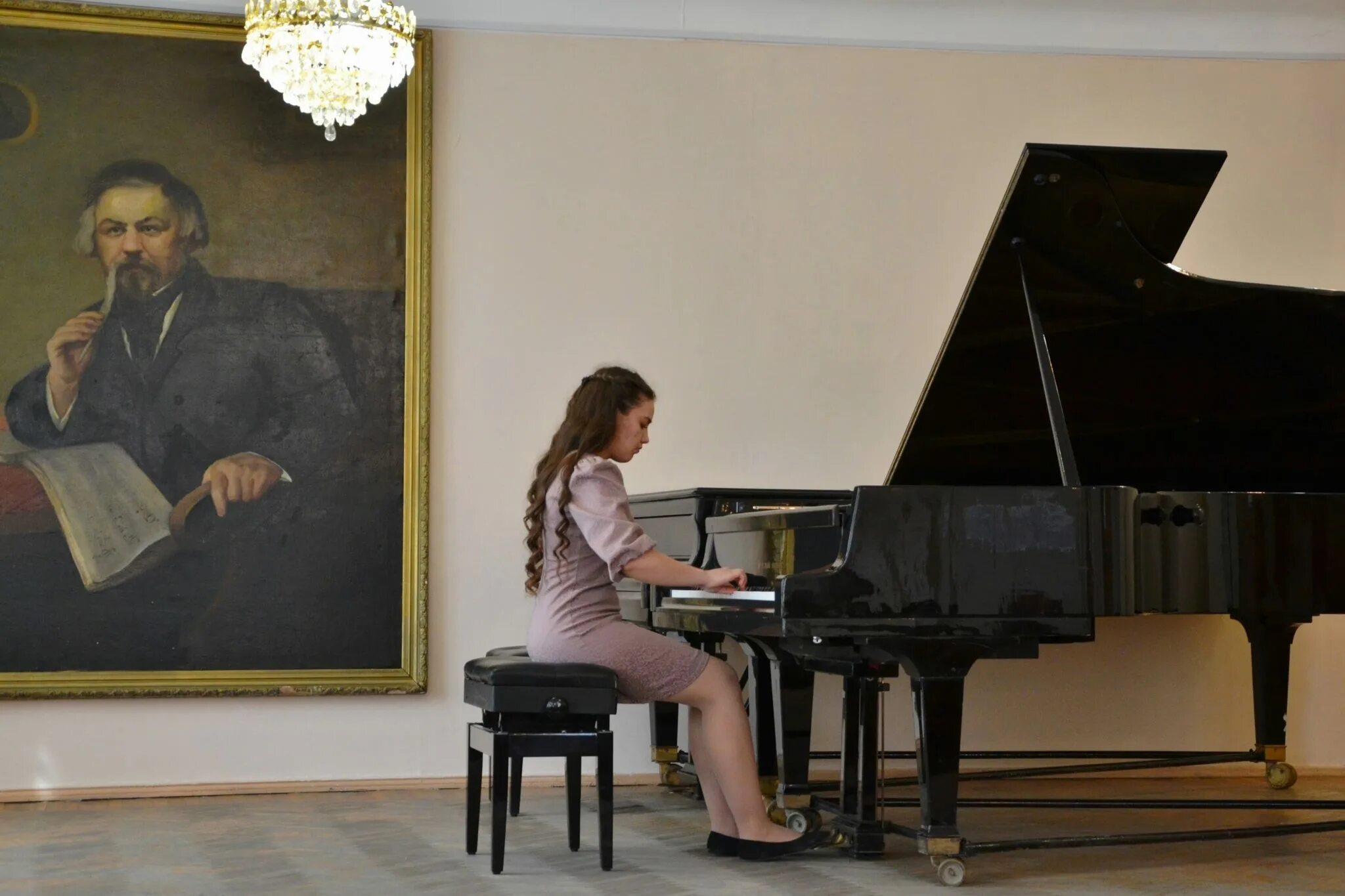 дети в музыкальной школе. учитель фортепиано. учитель фортепиано. мучительница по фортепиано. занятия в музыкальной школе.