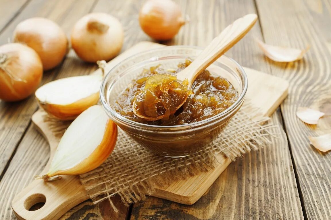 Луковый сок. Луковый отвар с медом. Средство от кашля в домашних условий из лука. Как приготовить луковый сироп. Луковый сок для улучшения зрения.