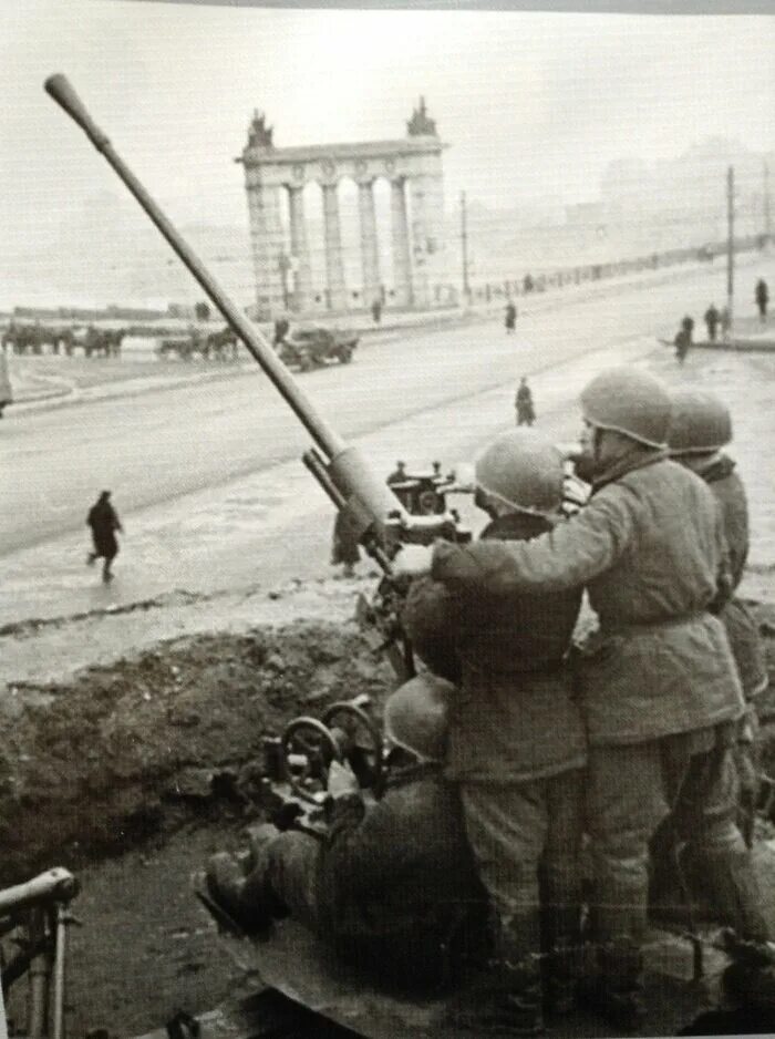 Первый налет на москву. Битва Москва 1941. Битва за Москву (1941-1942 годы). Битва за Москву 1941. Зенитчики в Москве 1941.