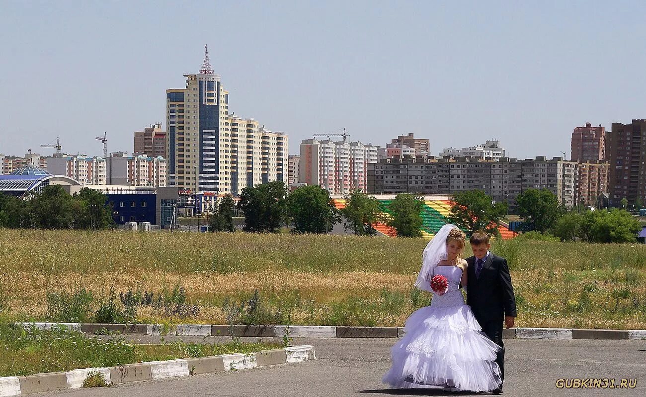 Старый оскол жить. Старый Оскол современный. Старый Оскол город. Ротонда у театра старый Оскол. Красивые места в Старом Осколе.