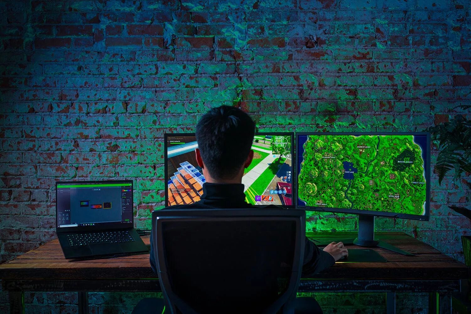 Ноутбук для программирования и игр. Игровой ноутбук razer blade 15. геймер за компьютером. играет за компьютером. человек играет в компьютер.