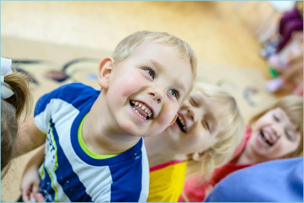 дети радуются. детский смех работа. дети смеются фото. девушка смеется. детский смех работа.
