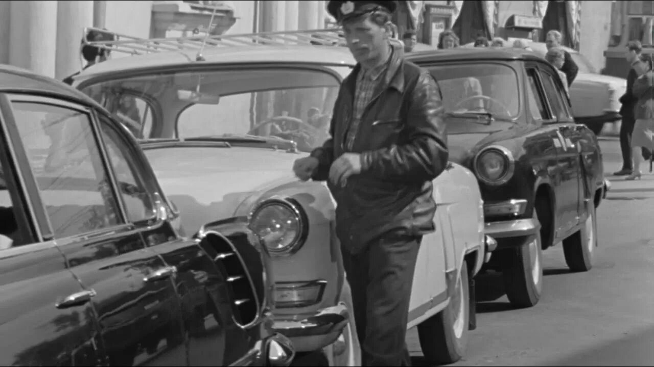 Берегись автомобиля гараж. Берегись автомобиля фильм 1966. берегись автомобиля фильм 1966 невинный. берегись автомобиля сретенка. невинный в фильме берегись автомобиля.
