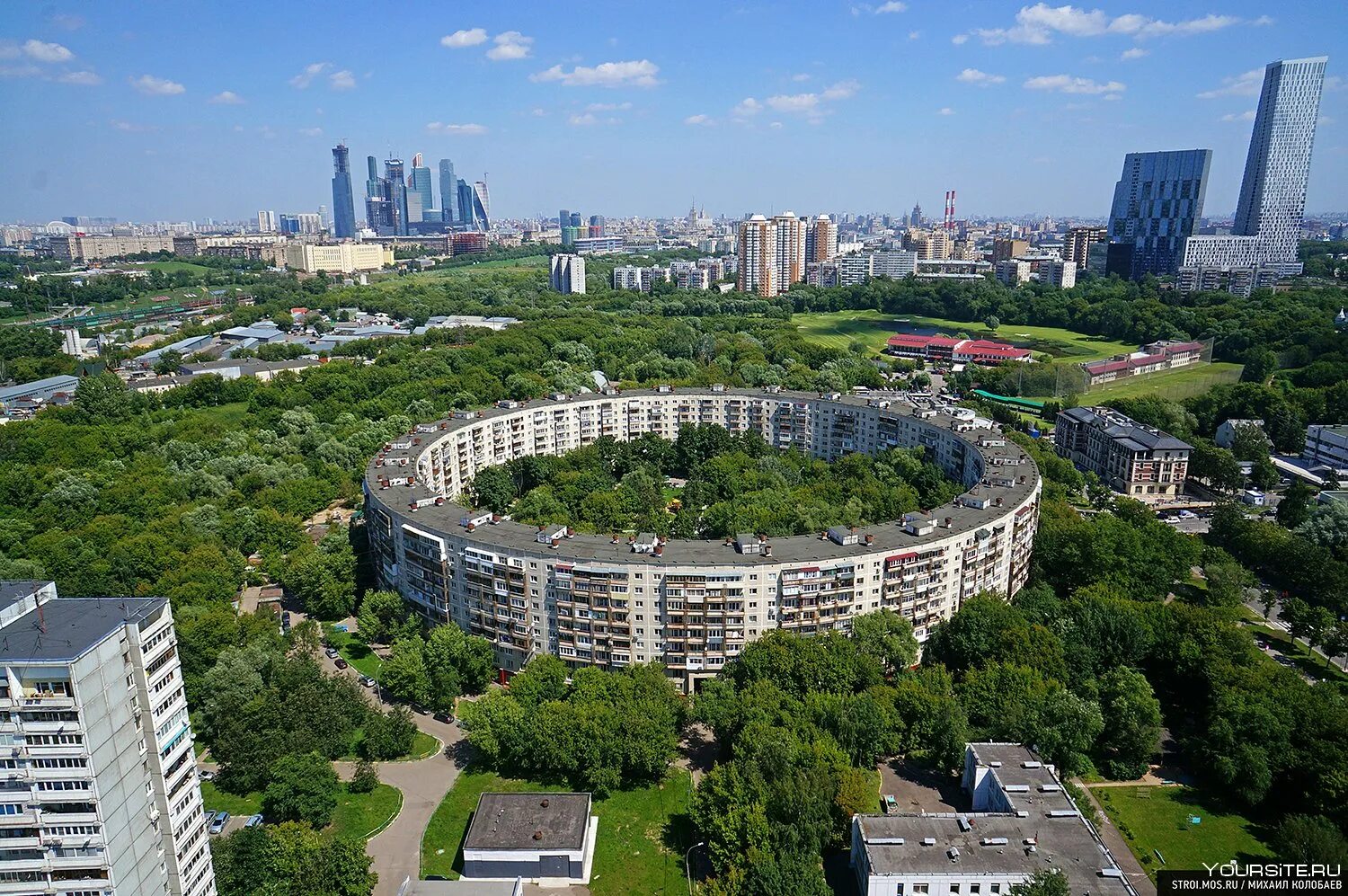 Круглый дом на улице Довженко 6. Круглый дом на улице Довженко. Круглый дом Очаково-Матвеевское. Москва, улица Довженко, дом 6,.