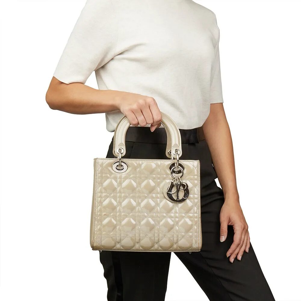 Lady media. Леди медиа. Не прекрасная леди сериал украина. Lady boss надпись. Lady dior d-lite m989/tu.