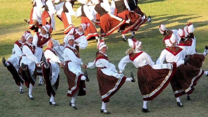 French dance. Национальный танец Франции бранль. Фарандола французский танец. Французский народный танец бранль. Фарандола танец эпохи средневековья.