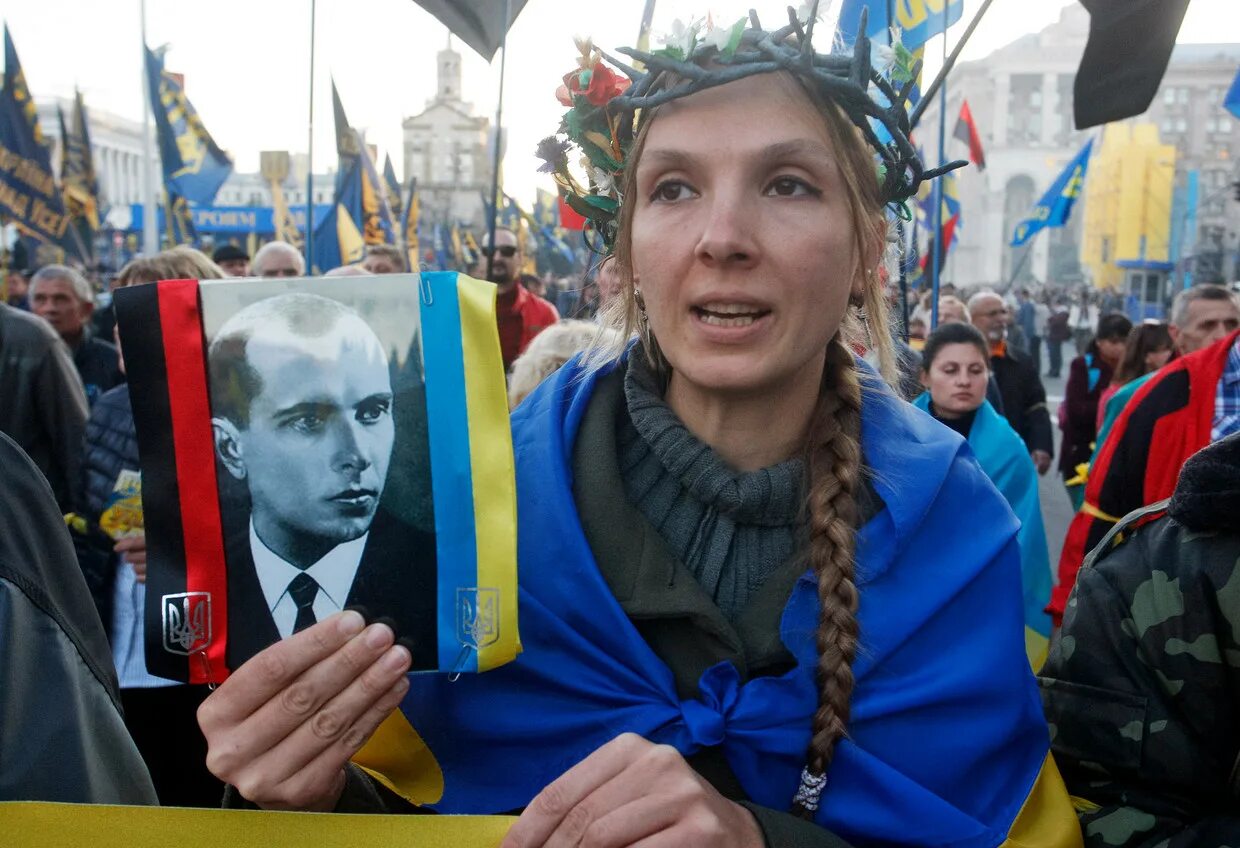 Памятник степану бандере в киеве. Бандера на украинском. Бандера на украинском. Памятник бандере в киеве. Памятник степану бандере (тернополь).