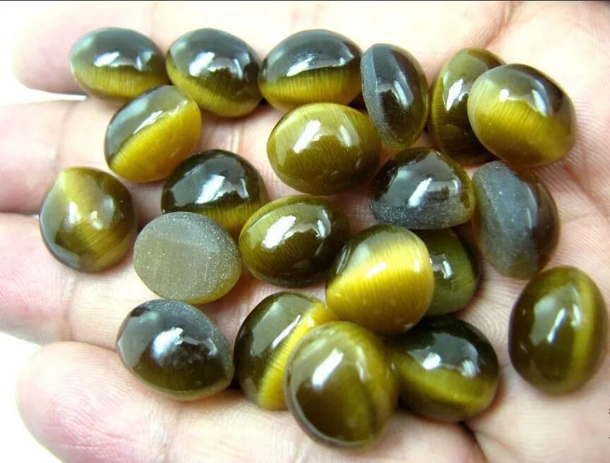 Хризоберилловый кошачий глаз. Цимофан минерал кошачий глаз. Магические свойства кошачьего. Магические свойства кошачьего. Камень кошачий глаз фото.