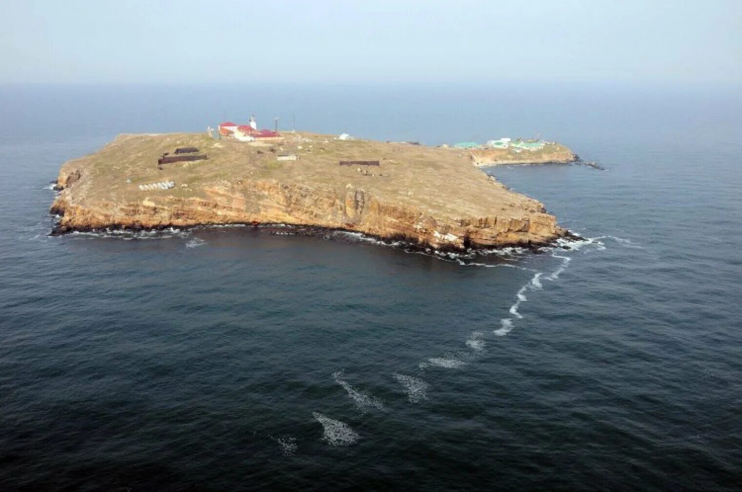 Остров змеиный украина в черном море на карте. Военные с острова змеиный в черном море. Остров змеиный в черном море. Остров змеиный украина 2022. Остров змеиный флаг россии.