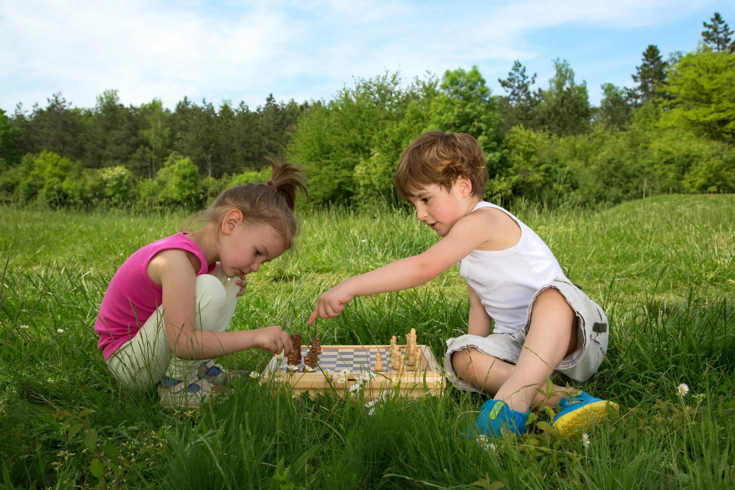 Девушка катается на парне. Парень с гитарой и девушка. Кармилла фильм 2017. Парень учит подружку. Парень учит подружку.