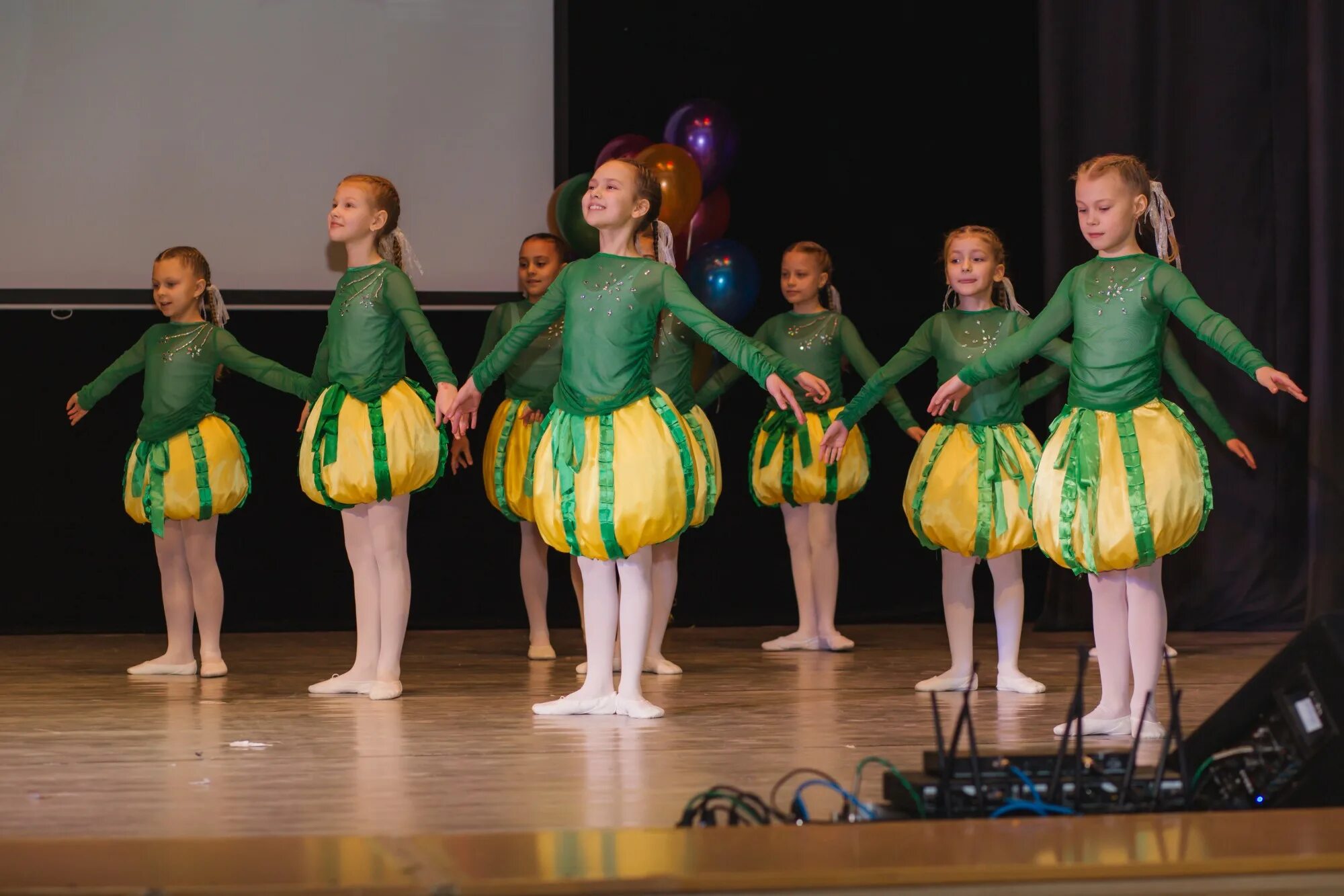 танцевальный кружок феерия. танцевальная феерия 2021 екатеринбург. хореографический коллектив феерия. феерия салон красоты екатеринбург. феерия красок имидж организации.