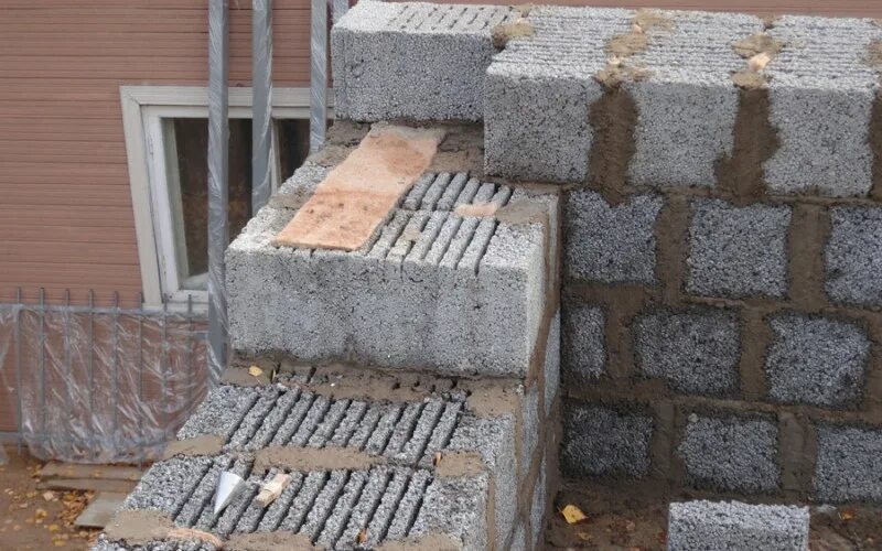Начало кладки шлакоблоков. Кладка блока под расшивку. Начало кладки шлакоблоков. Приспособление для укладки керамзитобетонных блоков на раствор. Правильная кладка шлакоблока.