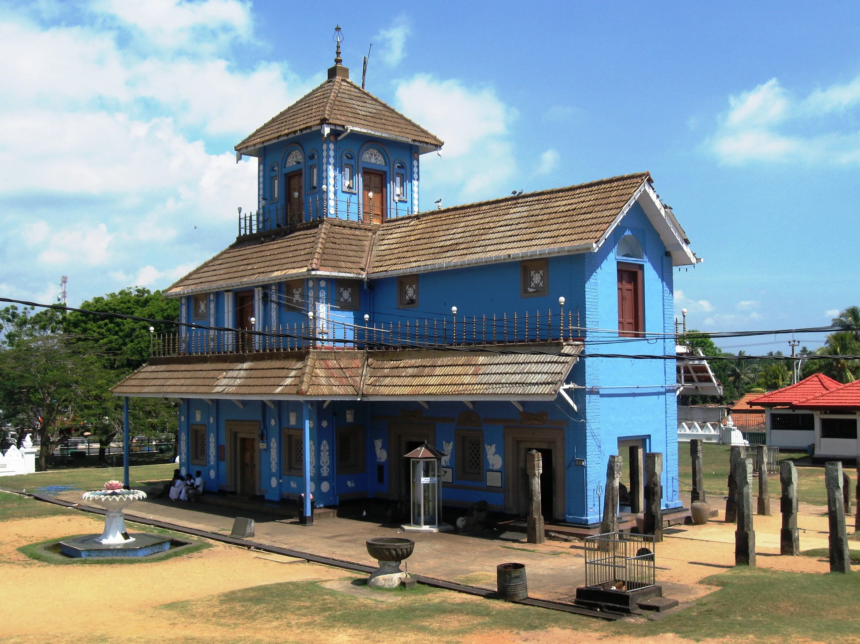 Девинувара Шри Ланка. Lankatilaka Vihara. Синяя Матара. Храм в Матара ,в Шри Ланке. Матара шри