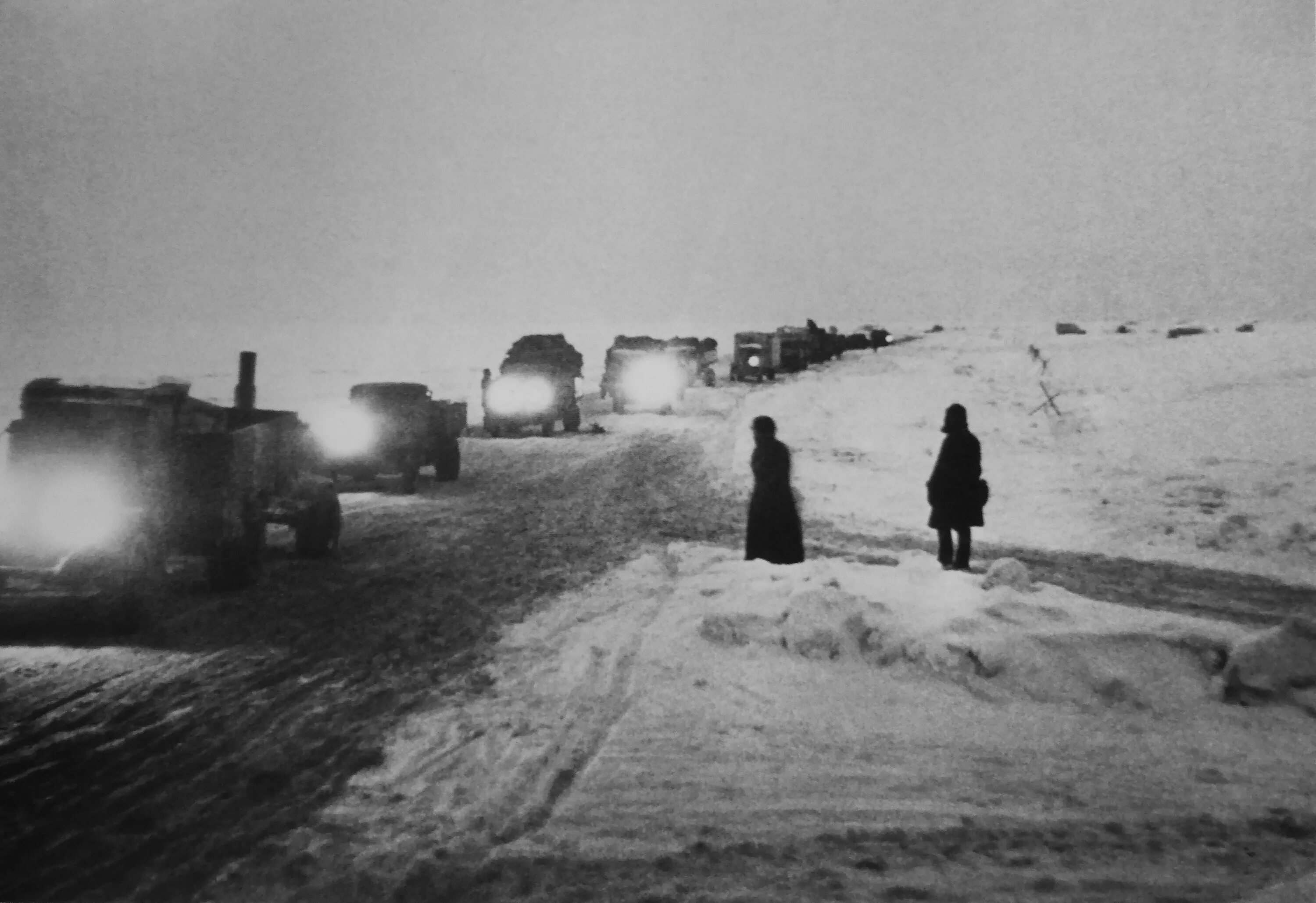 Дорога жизни где начало. Дорога жизни Ленинград. Дорога жизни блокадного Ленинграда Ладожское озеро. Ледовая дорога жизни 1941-1942 в период блокады Ленинграда. Ладожская трасса дорога жизни.