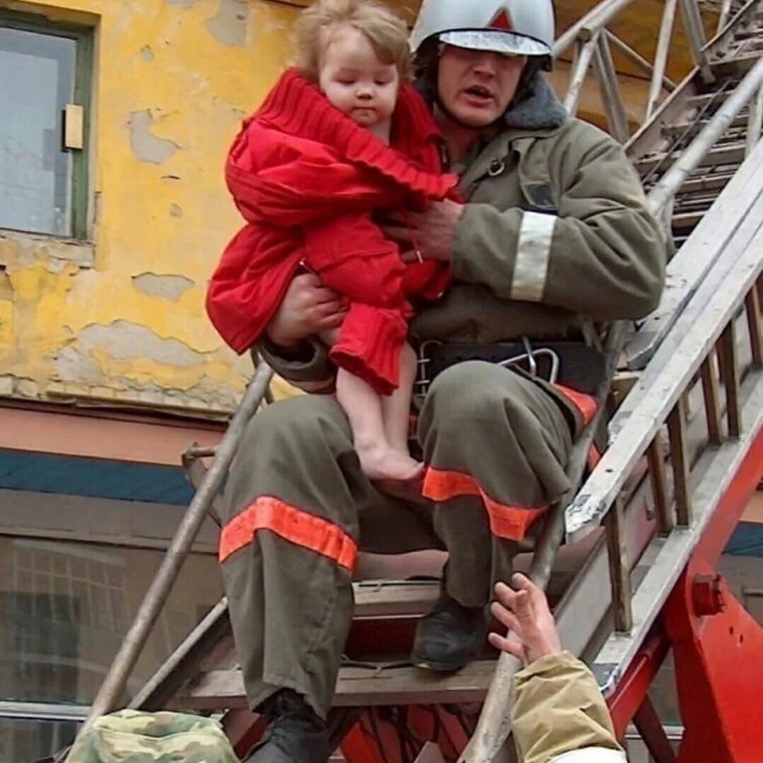 Спасатели спасают людей. Спасение людей при пожаре. Пожарные и спасатели. Пожарный спасает ребенка. Пожарный выносит