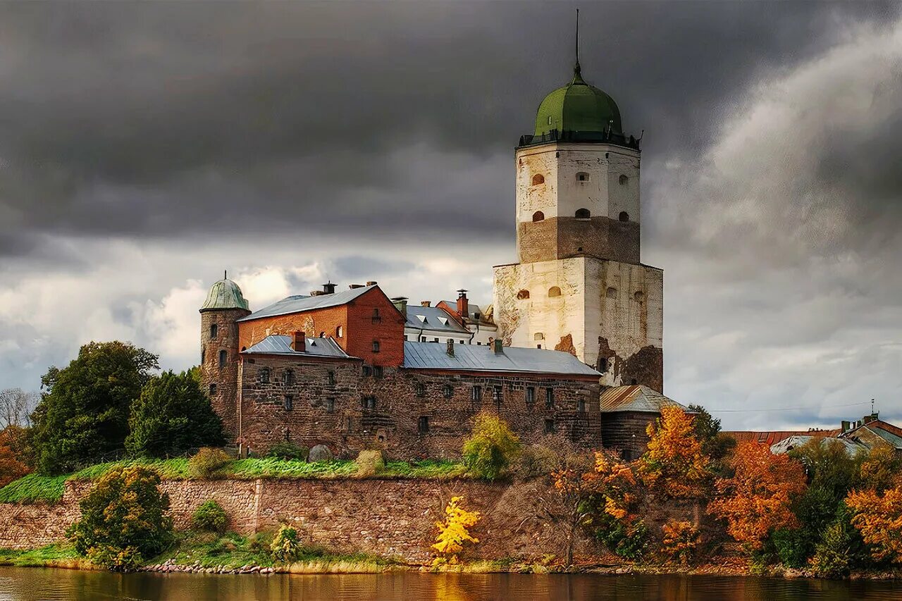 выборгский замок режим работы. выборгский замок режим работы. замковый флаг на башне выборгский замок. башня олафа выборг. выборгский замок и парк монрепо.