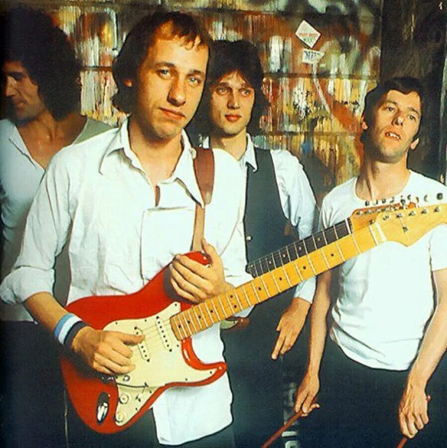 Даер стрейтс. Группа dire Straits. Dire Straits фото группы. Dire Straits 1984. Гитарист dire Straits.