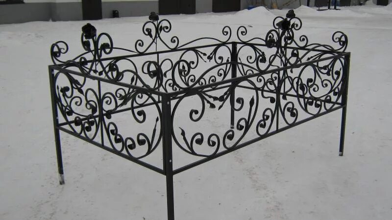 Ритуальная ограда габриэлла. Оградка из профильной трубы с элементами ковки. Чугунная ограда. Рисунки оградок из профильной трубы. Оградки на могилу.