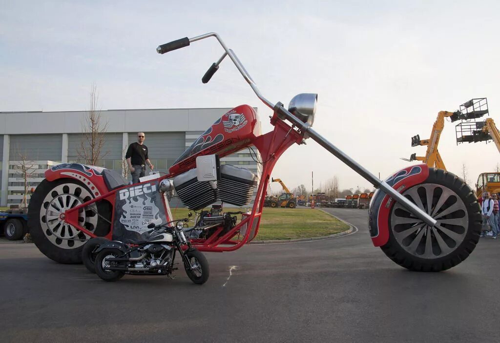 гигантский мопед. самые большие мотоциклы. огромный мотоцикл. большие байкерские мотоциклы. самые большие мотоциклы в мире.