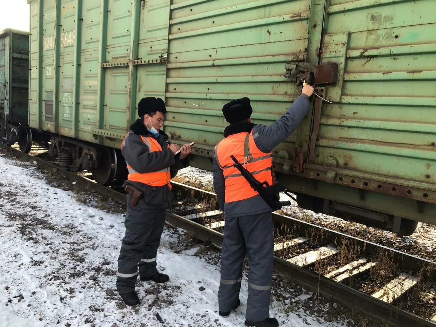 Охрана жд транспорта. Вагон охраны. Охрана ЖД грузов. Сопровождение грузов на железной дороге. Стрелок по сопровождению грузов.