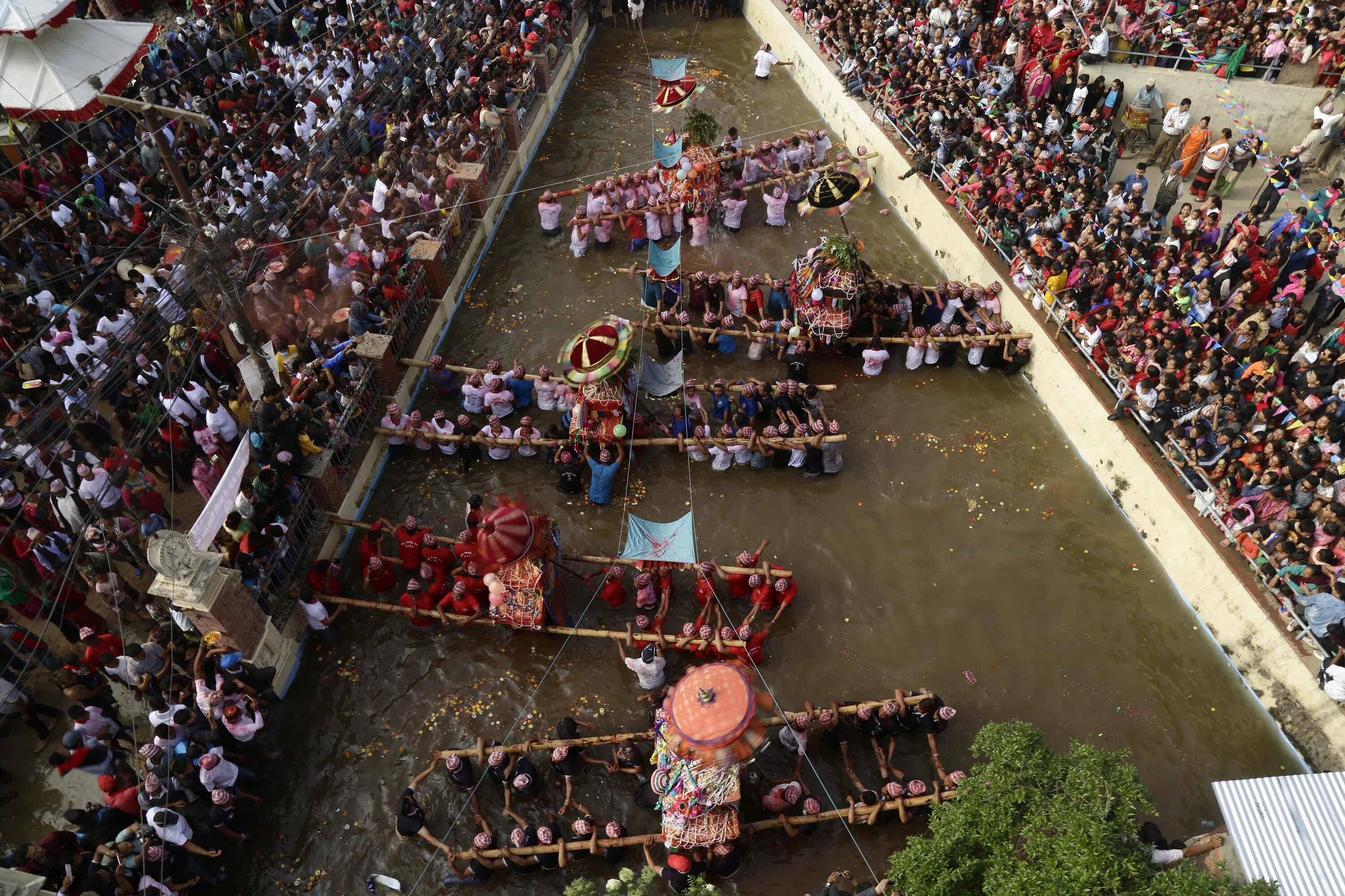 Бискет джатра. Бактопур фестиваль бискет джатра. бхактапур непал фестиваль. wild parade в непале.