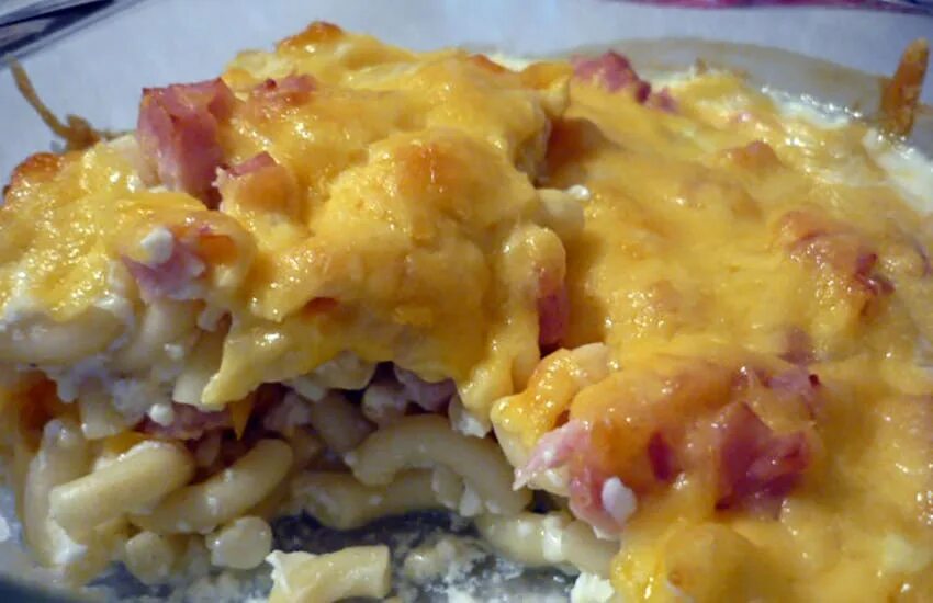 Макаронный гратен. Макаронная запеканка магги. Запеканка с макаронами и колбасой и сыром в духовке. Запеканка из макарон с колбасным сыром. Вермишель с колбасой и сыром в духовке.