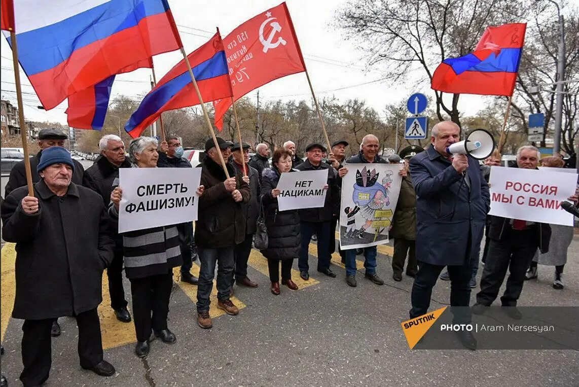 Ереван россия или нет. Митинг в Армении в поддержку России. Митинги за Украину в Армении. АРМИНИ митинг в поддержку Украины. Армения в поддержку России.