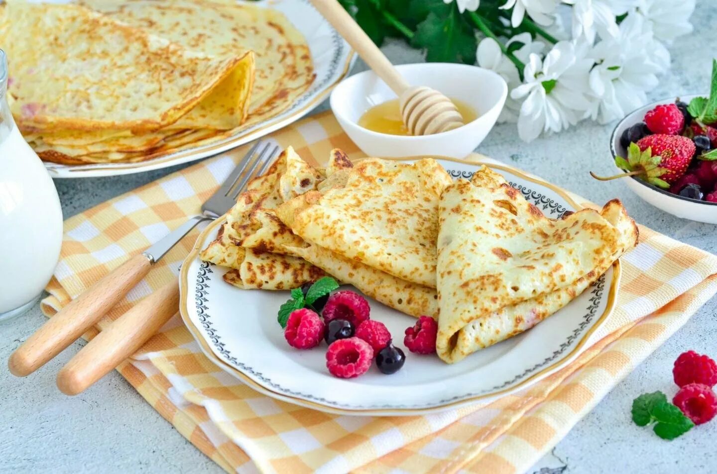 Блины на молоке. Блинчики тонкие с дырочками. Блинчики на дрожжах и молоке. Вкусные блины со сливками. Тонкие блины на сливках с дырочками.