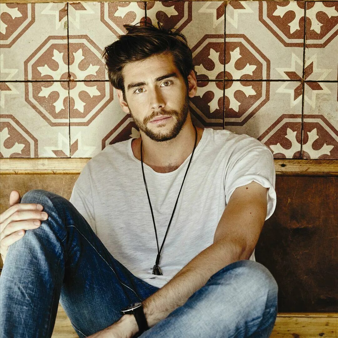 Песня sofia alvaro soler. Альваро солер. альваро солер 2025. альваро солер sofia. альваро солер в 2016.